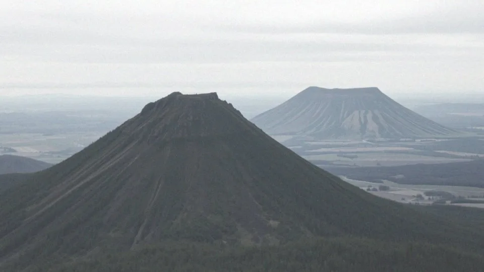 Jakie są różnice między wulkanami stożkowymi a wulkanami tarczowymi?