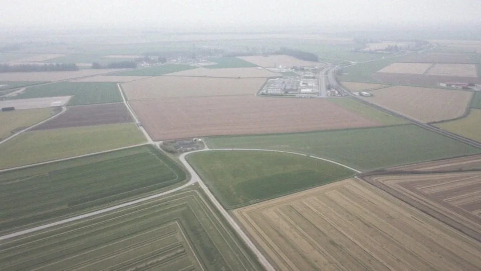 Jakie są przyczyny niezgodności map geodezyjnych?