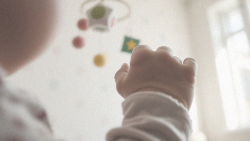Jakie są objawy nieprawidłowego rozwoju wzroku u niemowląt?