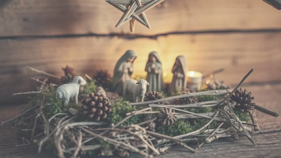 Jakie dekoracje można wykorzystać do ozdobienia szopki?