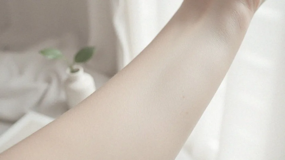 Jakie są przyczyny rogowacenia okołomieszkowego na twarzy?