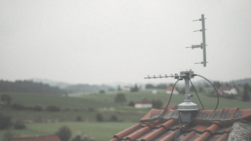 Jakie są kluczowe czynniki wpływające na jakość sygnału telewizyjnego?